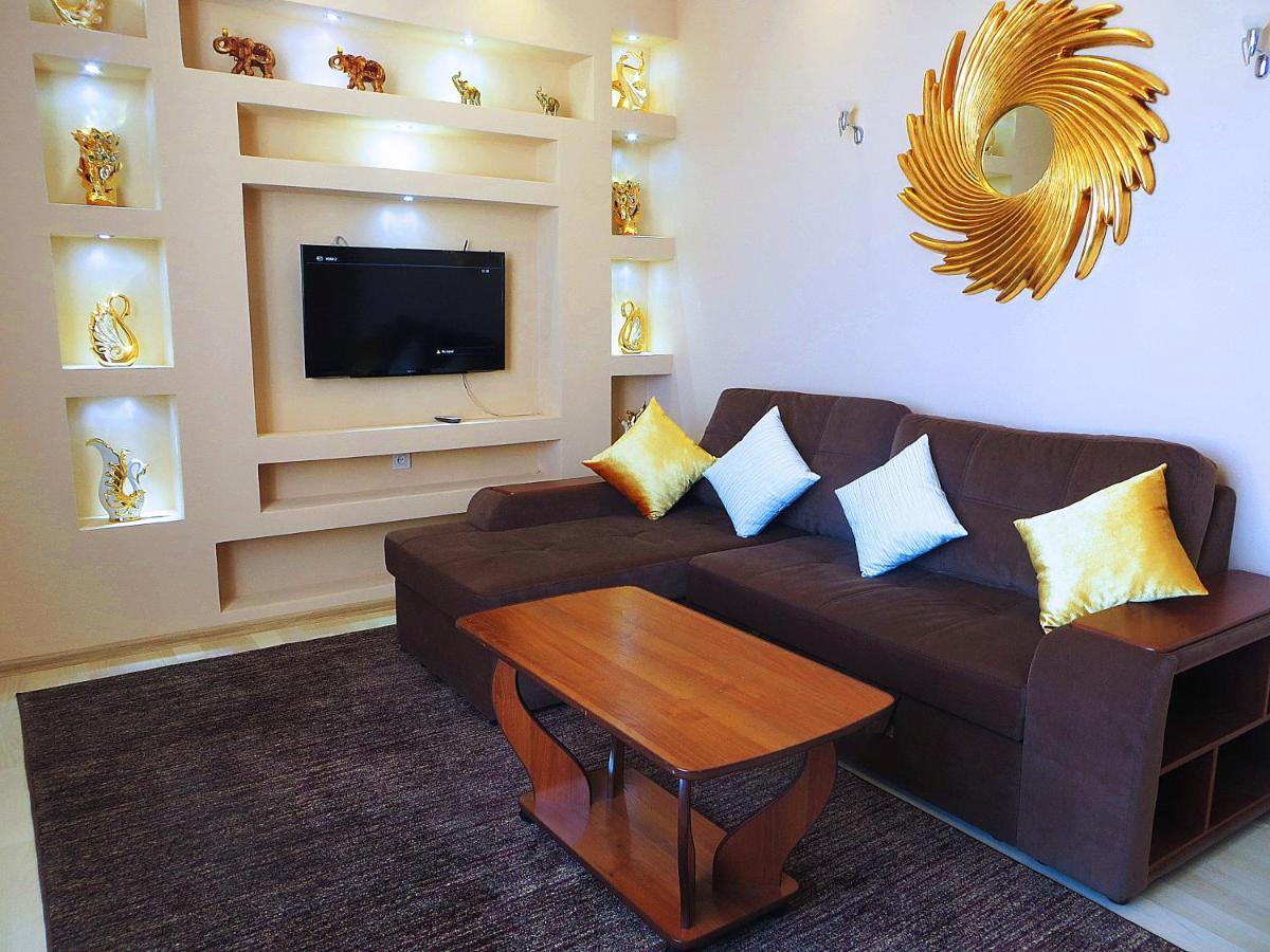 Yellow Apartment In The Center Of Bishkek Exterior foto